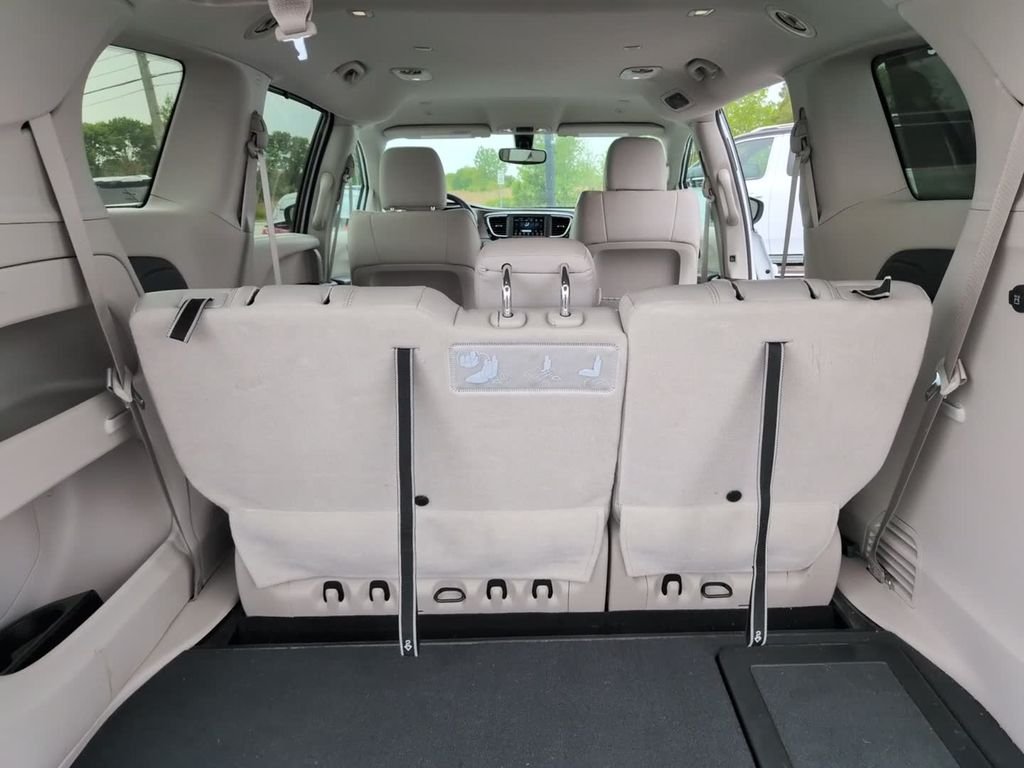 Used 2021 White Chrysler LXI image 9