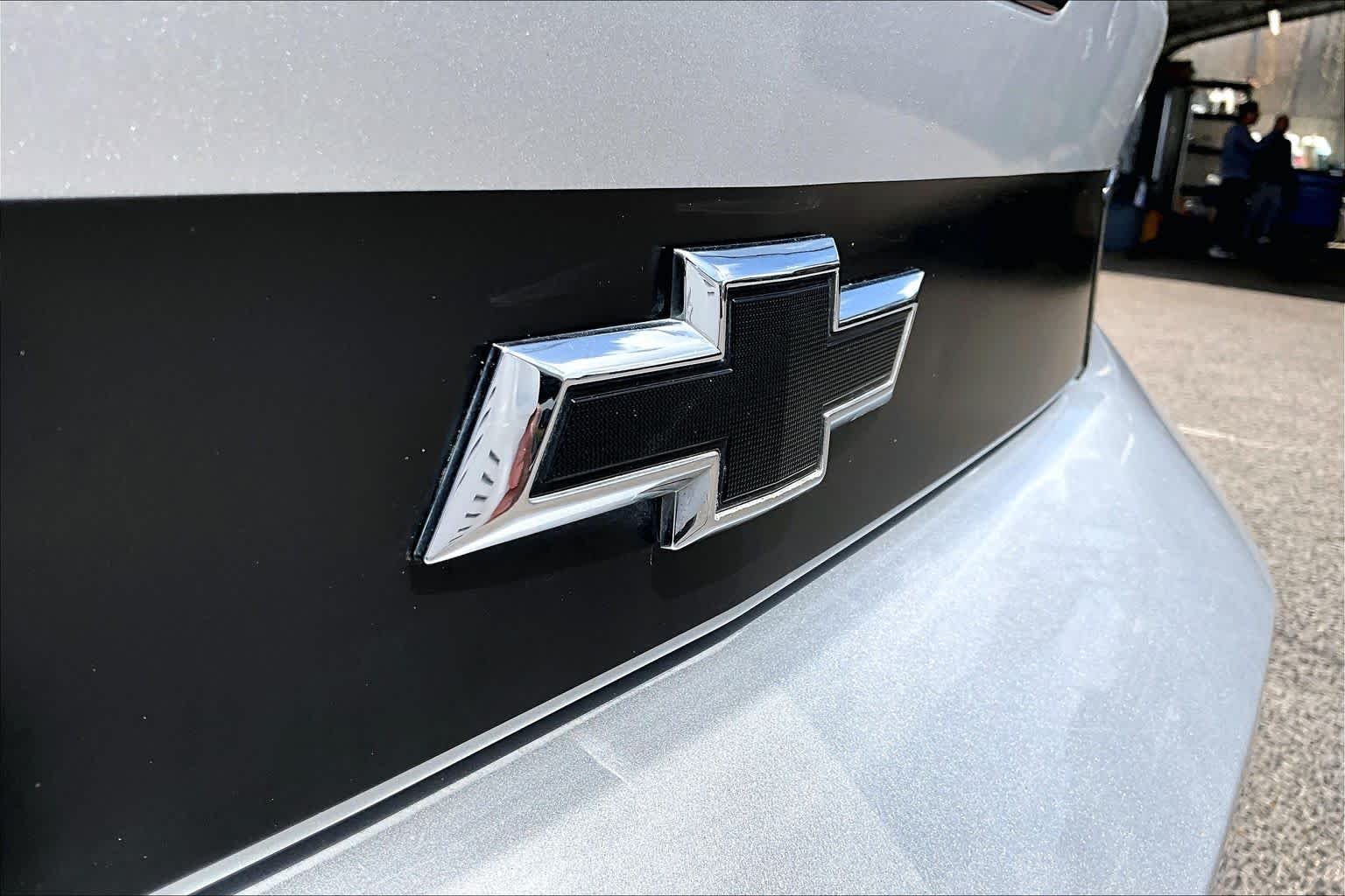 Used 2018 Silver Ice Metallic Chevrolet 1LT image 34