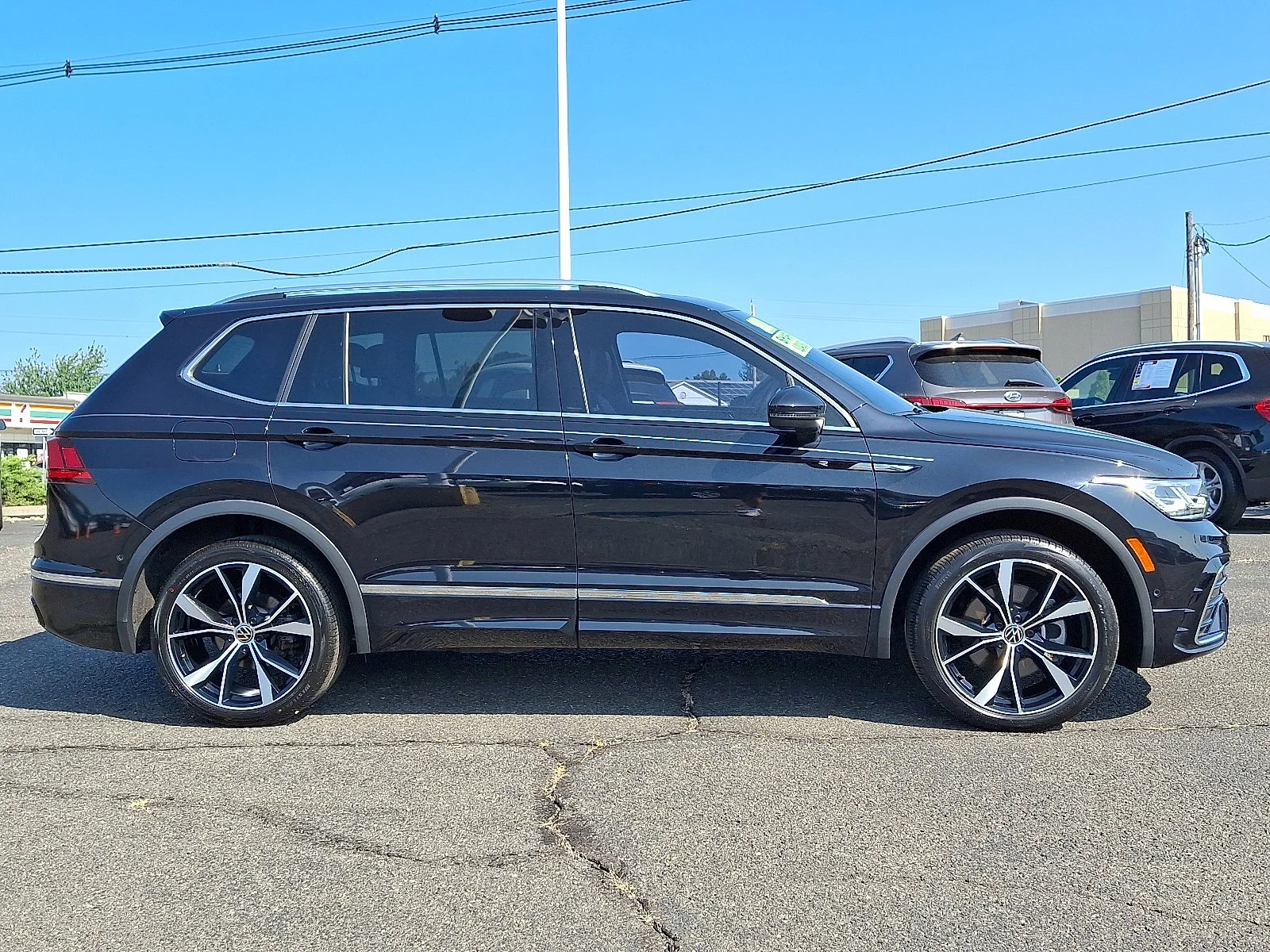Used 2022 Deep Black Pearl - 2T2T Volkswagen SEL R-Line image 8