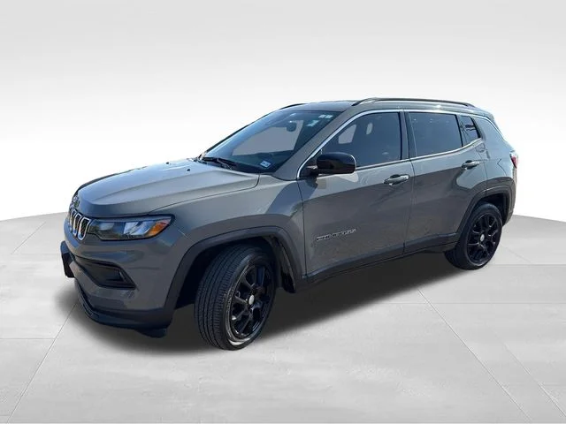 Used 2023 Gray Jeep Latitude Lux image 3