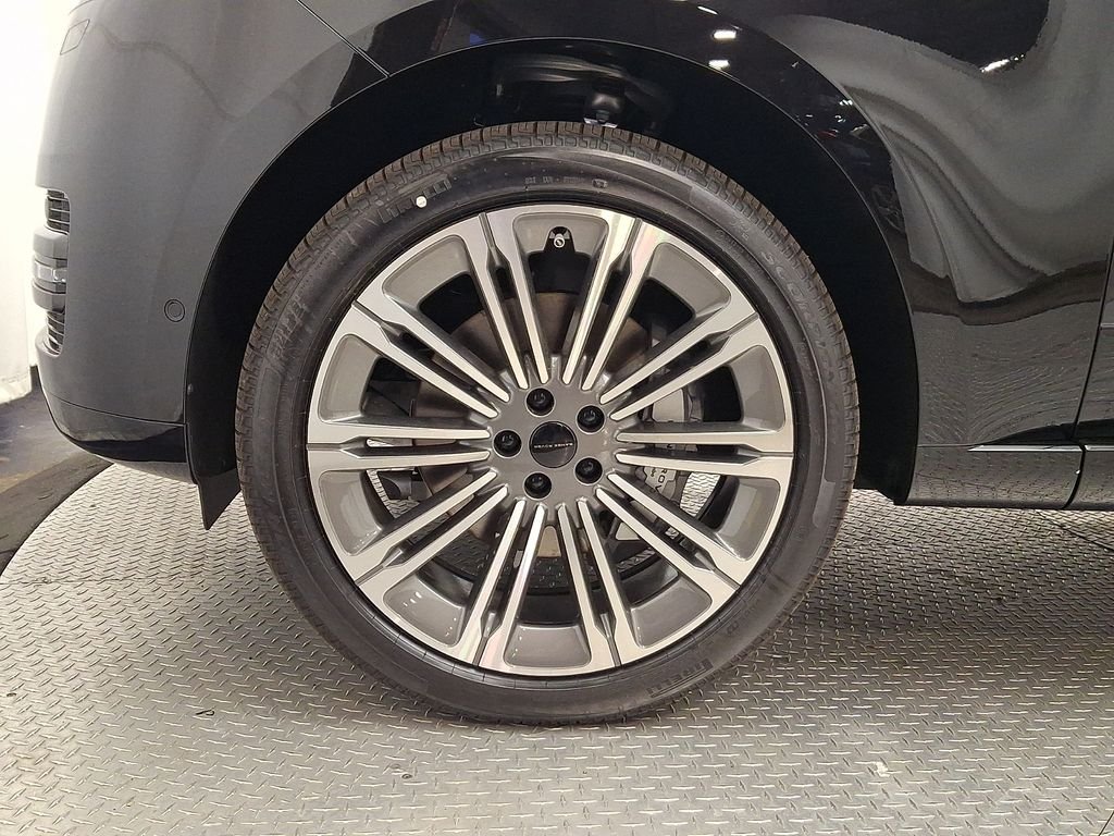 New 2026 Santorini Black Land Rover SE image 5
