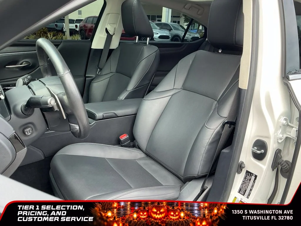 Used 2024 White Lexus 350 image 31