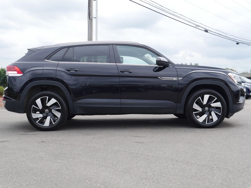 Used 2024 Black Volkswagen 2.0T SE w/Technology image 8