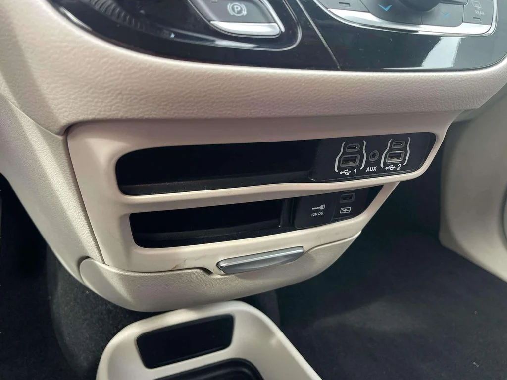 Used 2022 Bright White Clearcoat Chrysler Touring L image 15