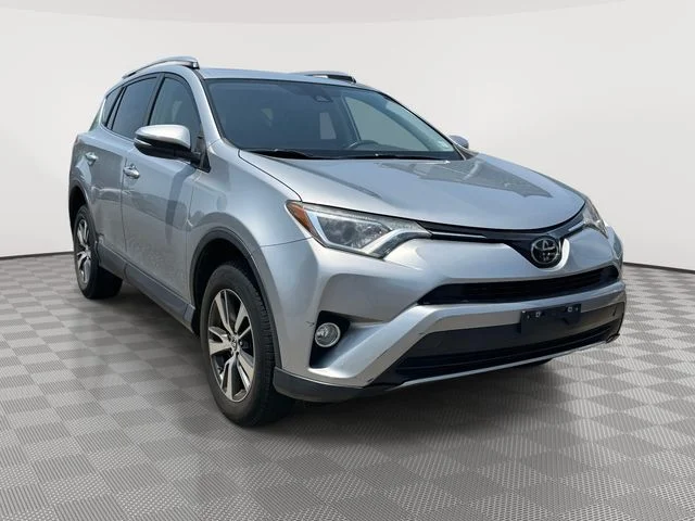 Used 2018 Silver Toyota XLE image 4
