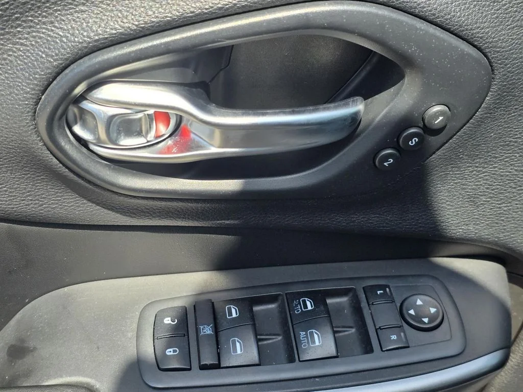 Used 2019 White Jeep Limited image 21