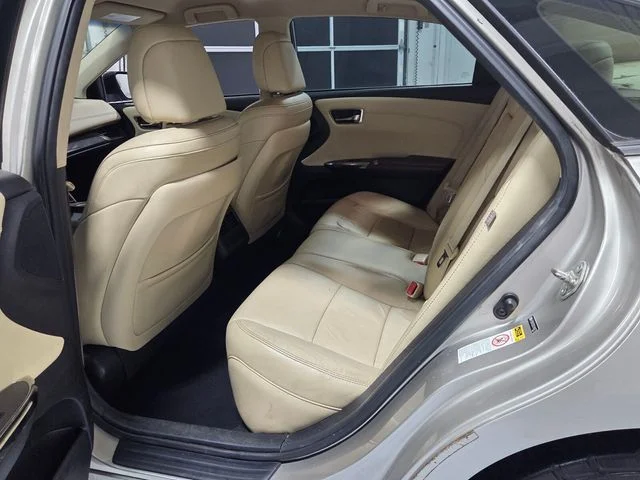 Used 2015  Toyota XLE image 6