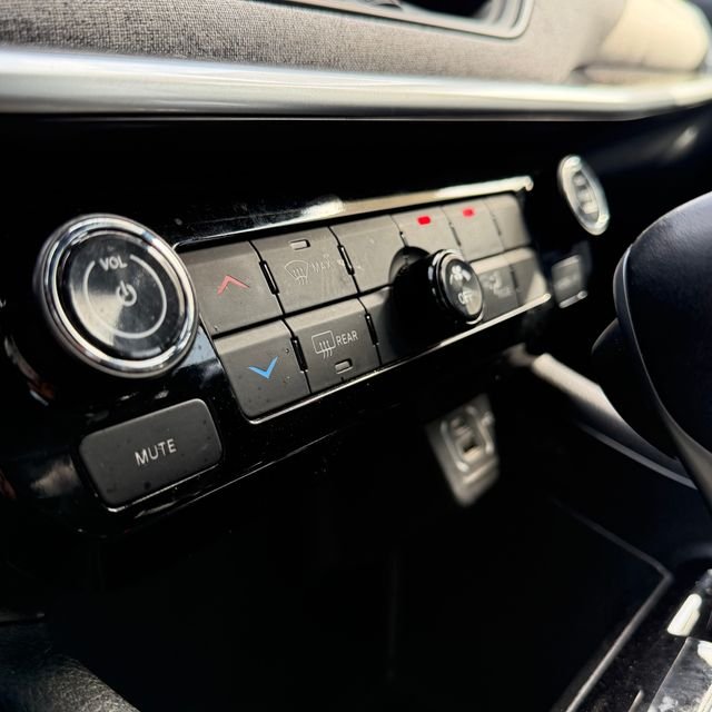 Used 2024 White Jeep Latitude image 23