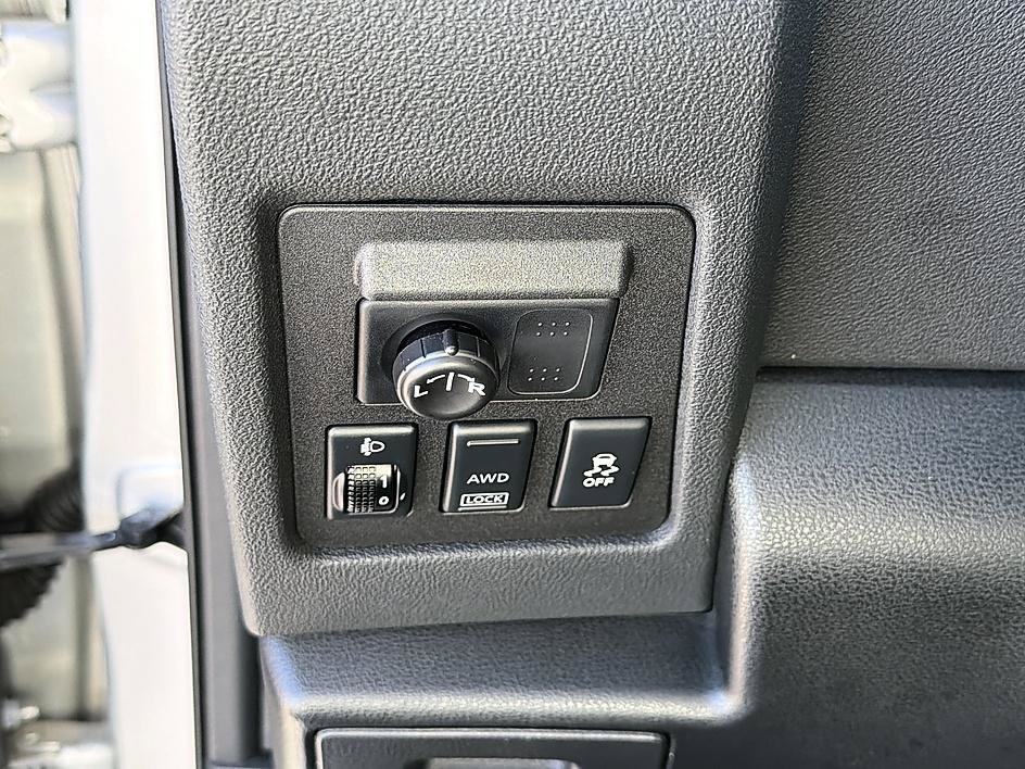 Used 2013 Brilliant Silver Nissan SL image 12