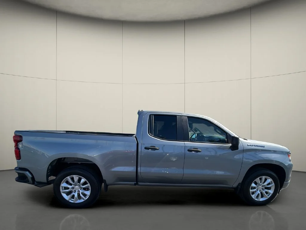 Used 2023 STERLING GRAY METALLIC Chevrolet Custom image 8