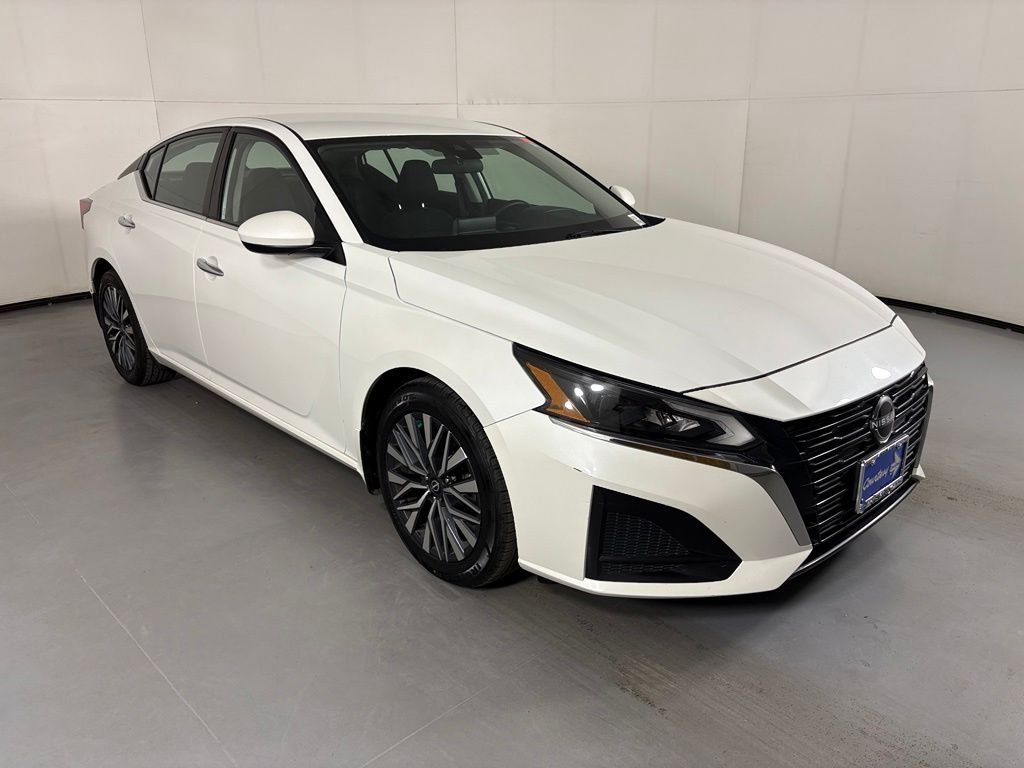 Used 2023 White Nissan 2.5 SV image 2