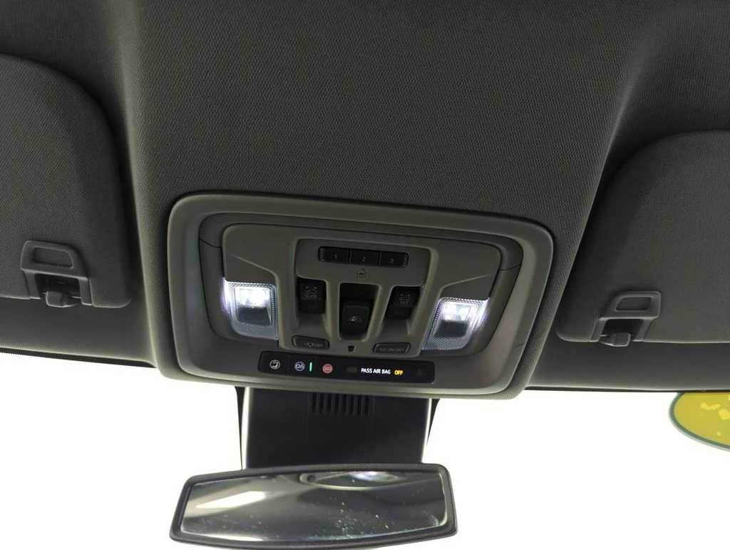 Used 2023 White GMC Denali image 25