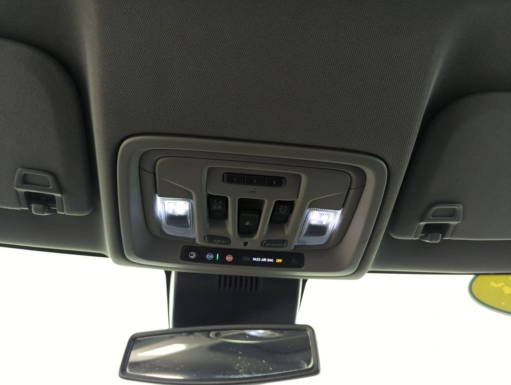 Used 2023 White GMC Denali image 25