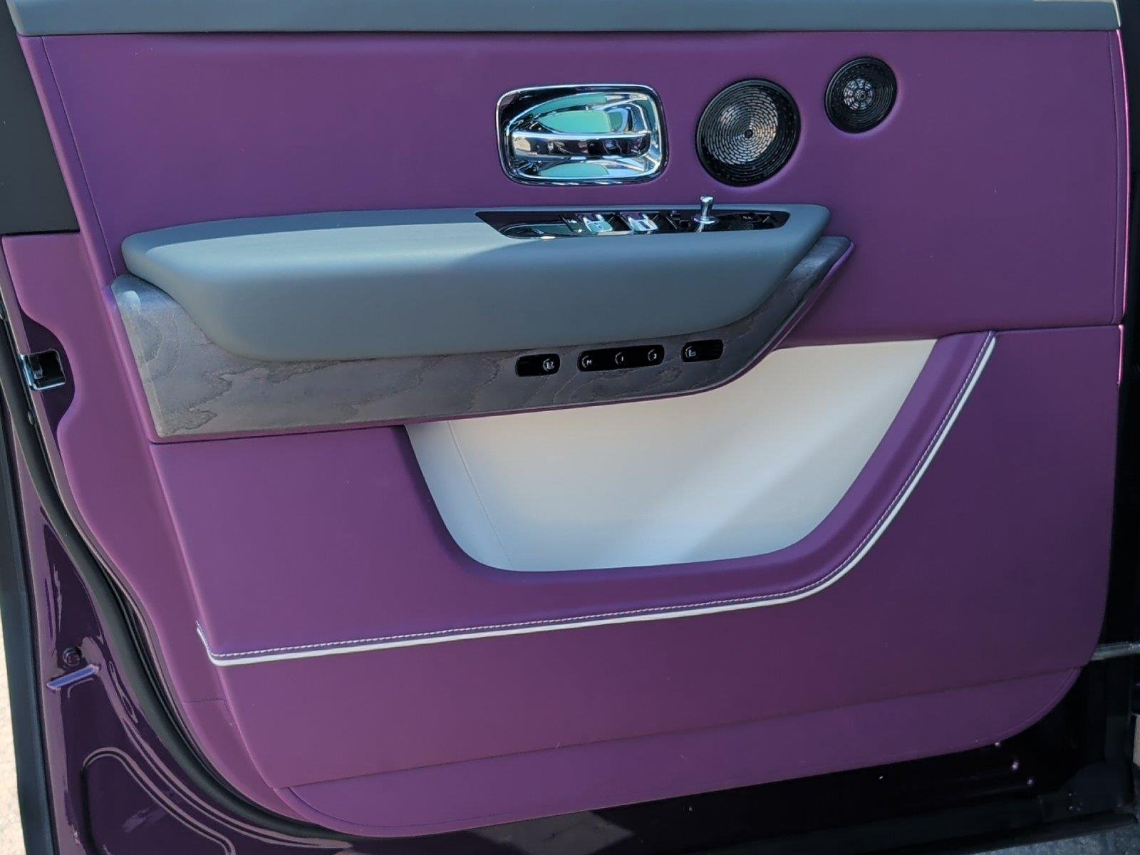 Used 2025 Belladonna Purple Rolls-Royce  image 13
