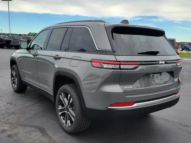 New 2027 Sting-Gray Clearcoat Jeep Limited image 4