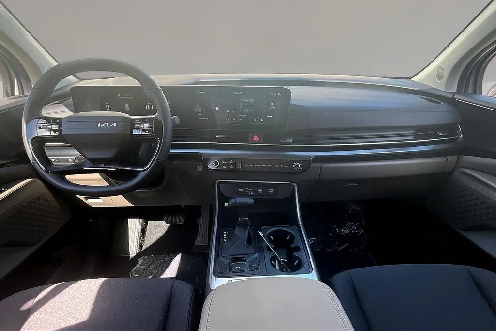 New 2027 Ceramic Silver Kia LX image 5