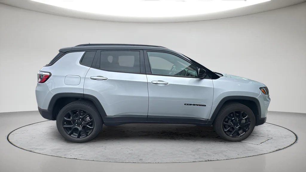 Used 2024 Silver Jeep Latitude image 4