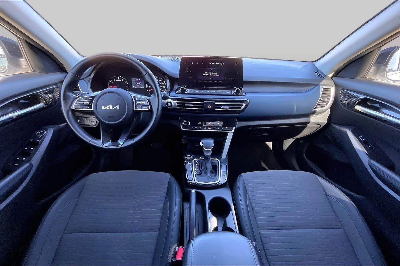 Used 2022 Clear White/Black Roof Kia S image 15