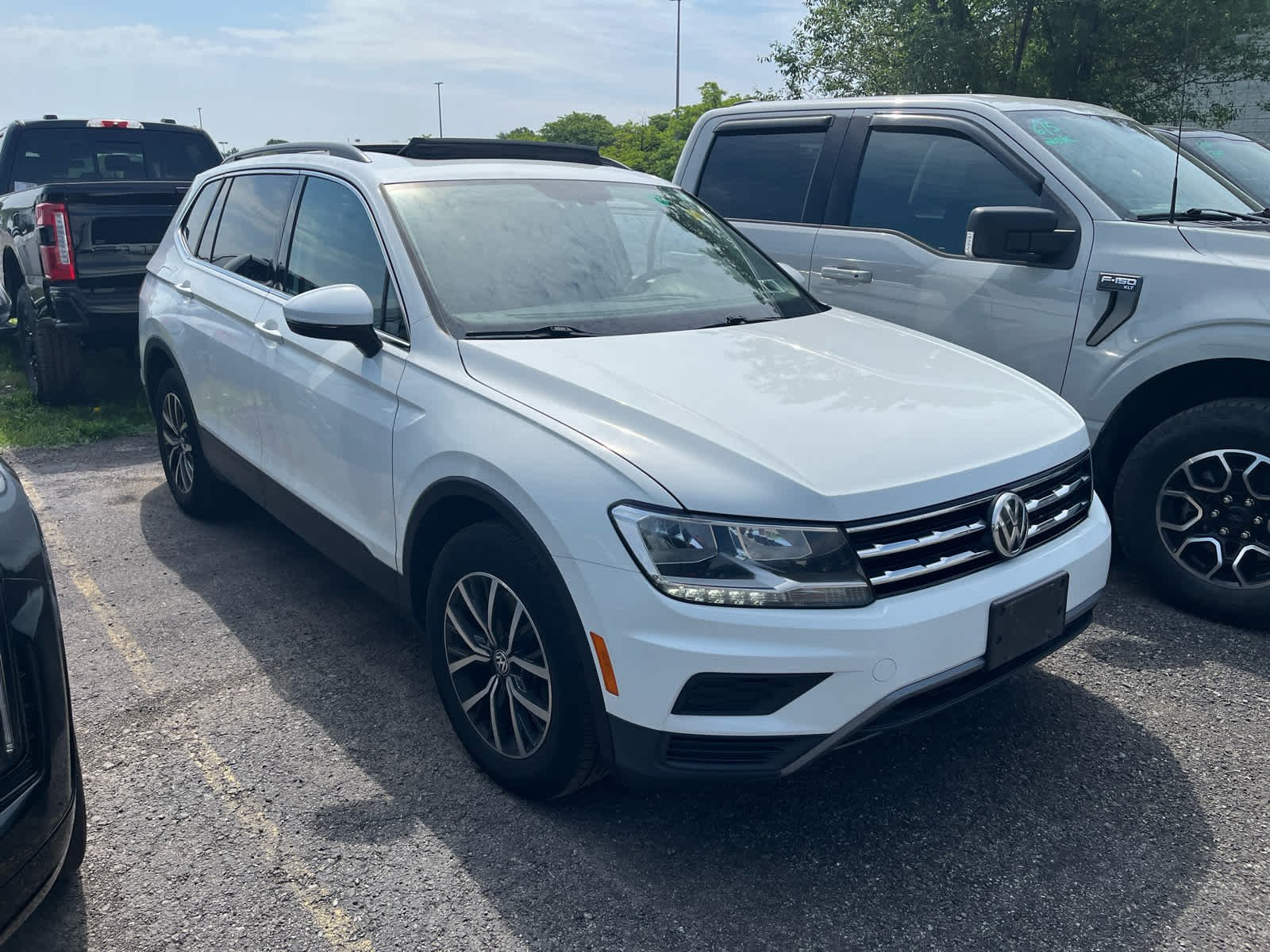 Used 2019 Pure White Volkswagen SE image 2