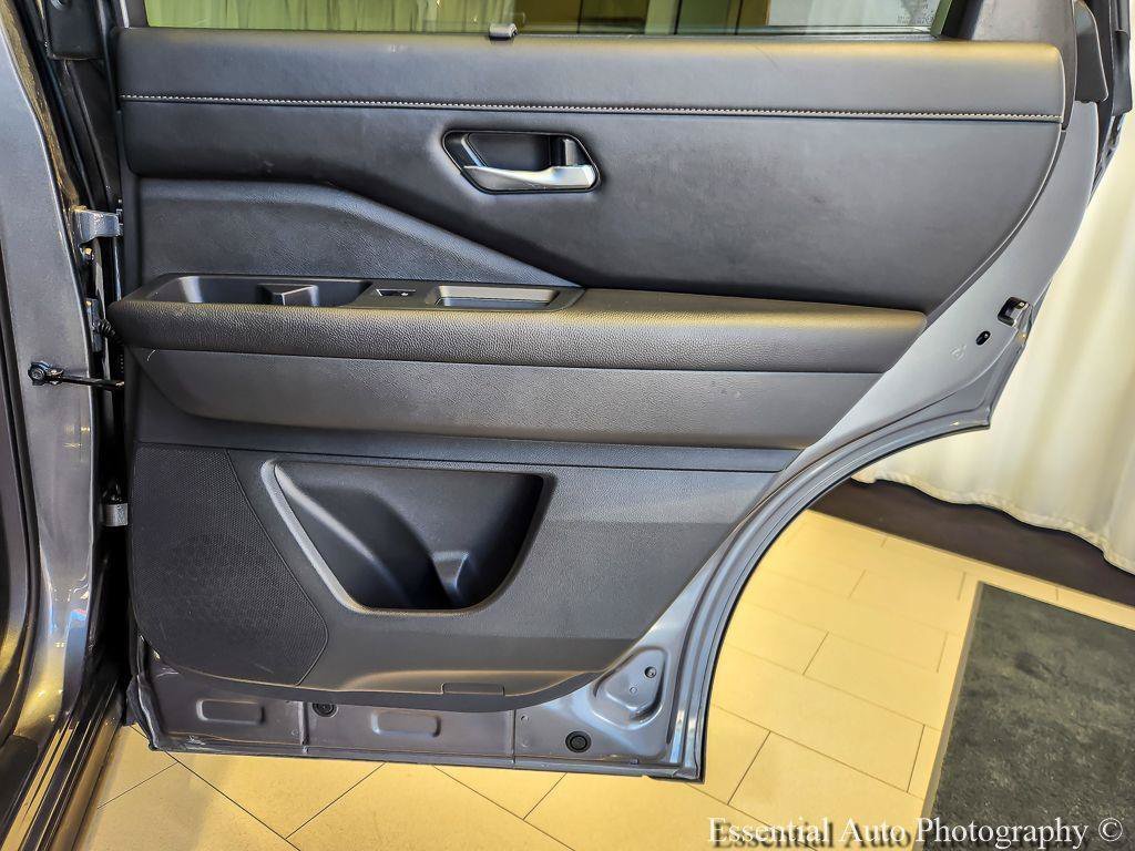 Used 2025 Gun Metallic Nissan SL image 21