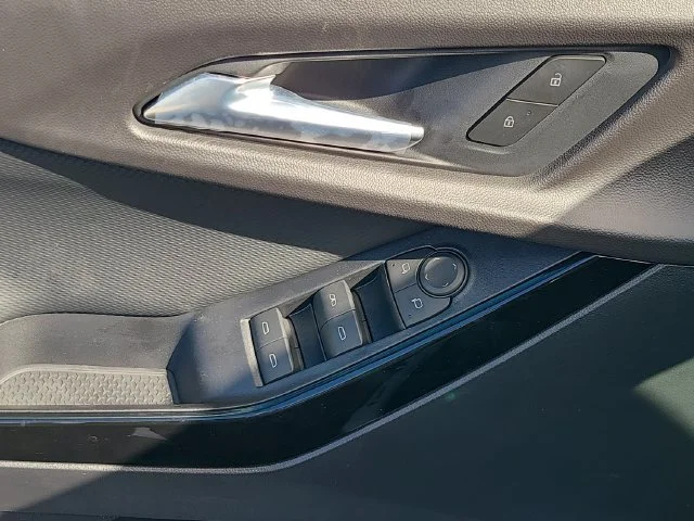 New 2027 Summit White Chevrolet LT image 19