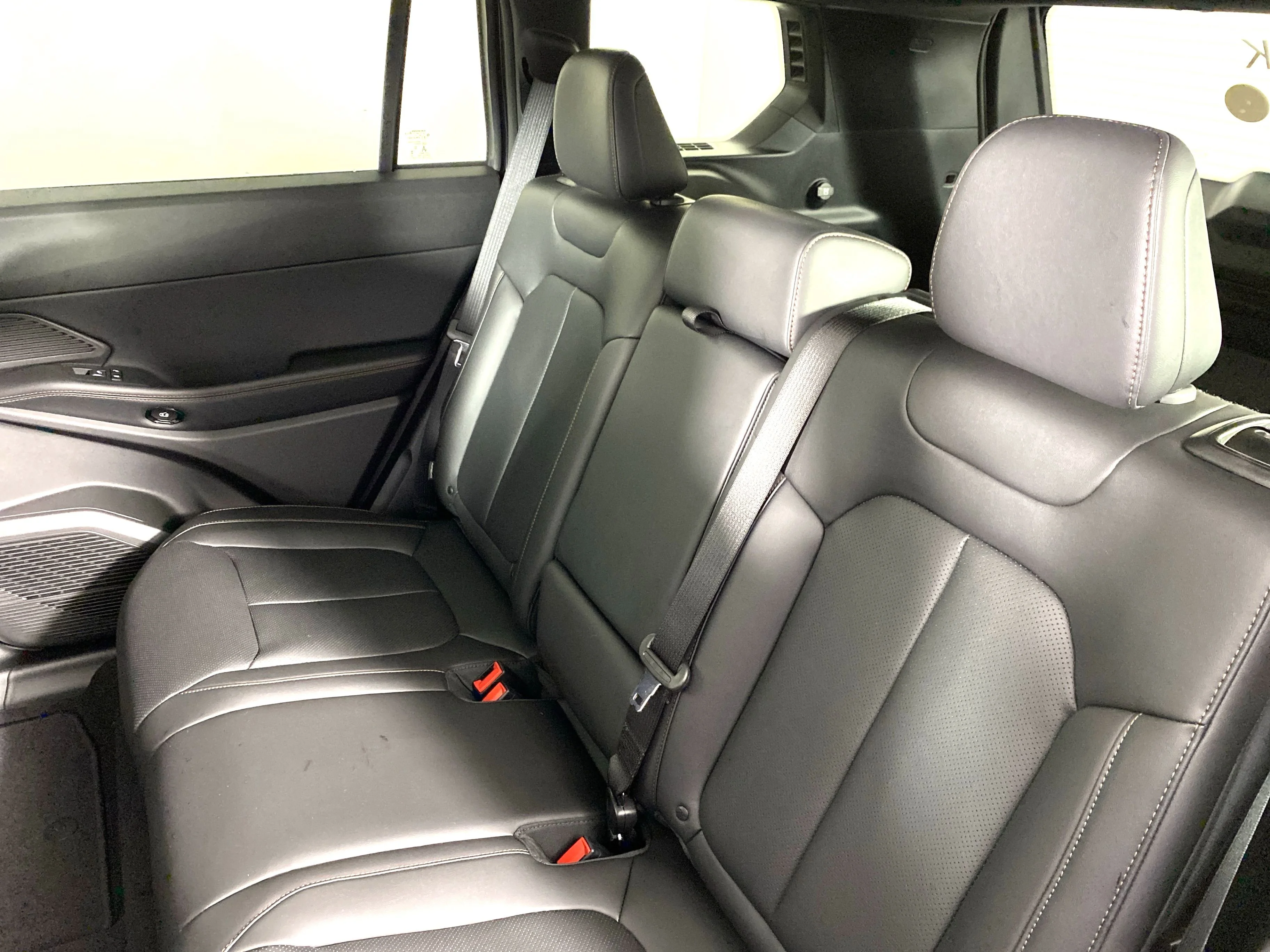 New 2026 Diamond Black Crystal Pearl-Coat Exterior Paint Jeep Limited image 29