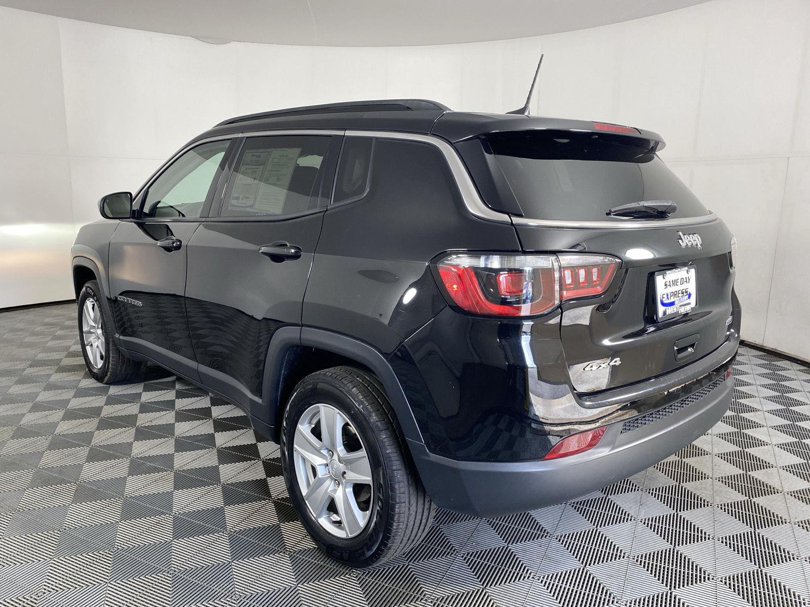 Used 2022 Diamond Black Crystal Pearlcoat Jeep Latitude image 16
