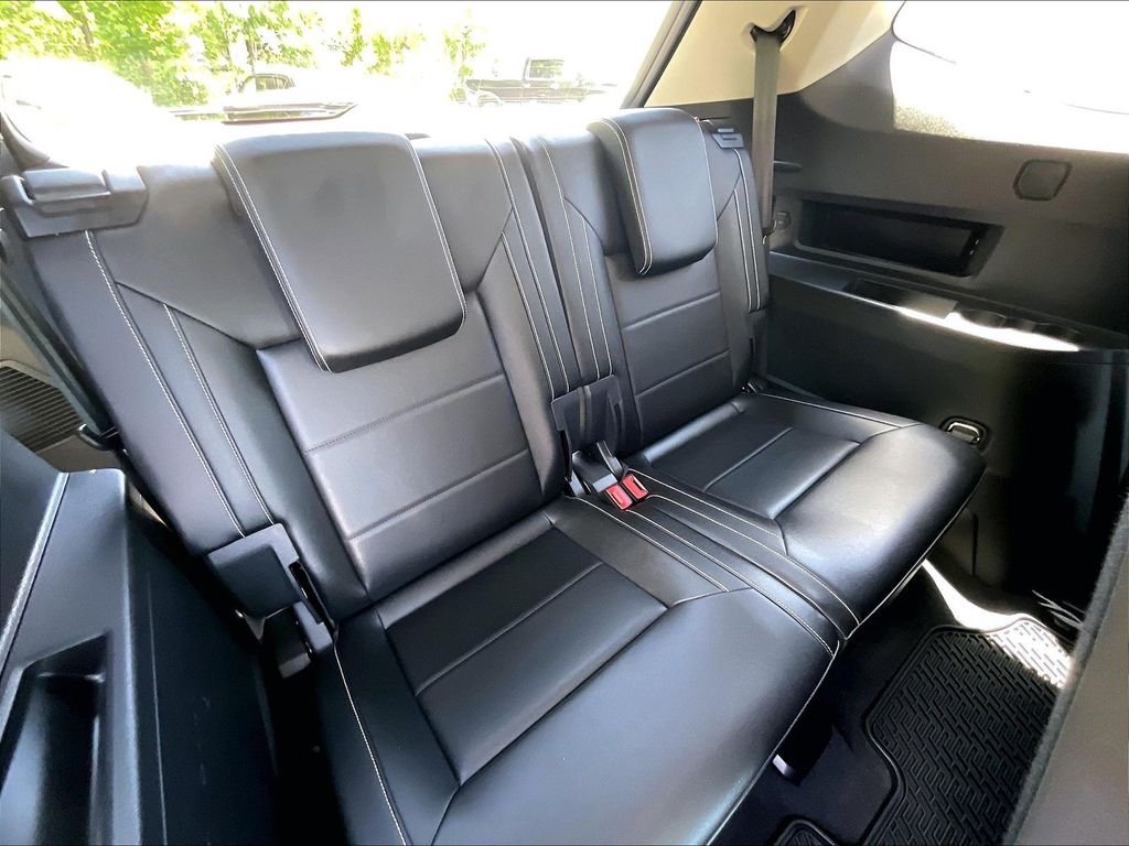 Used 2023 White Volkswagen 3.6L V6 SE w/Technology image 17