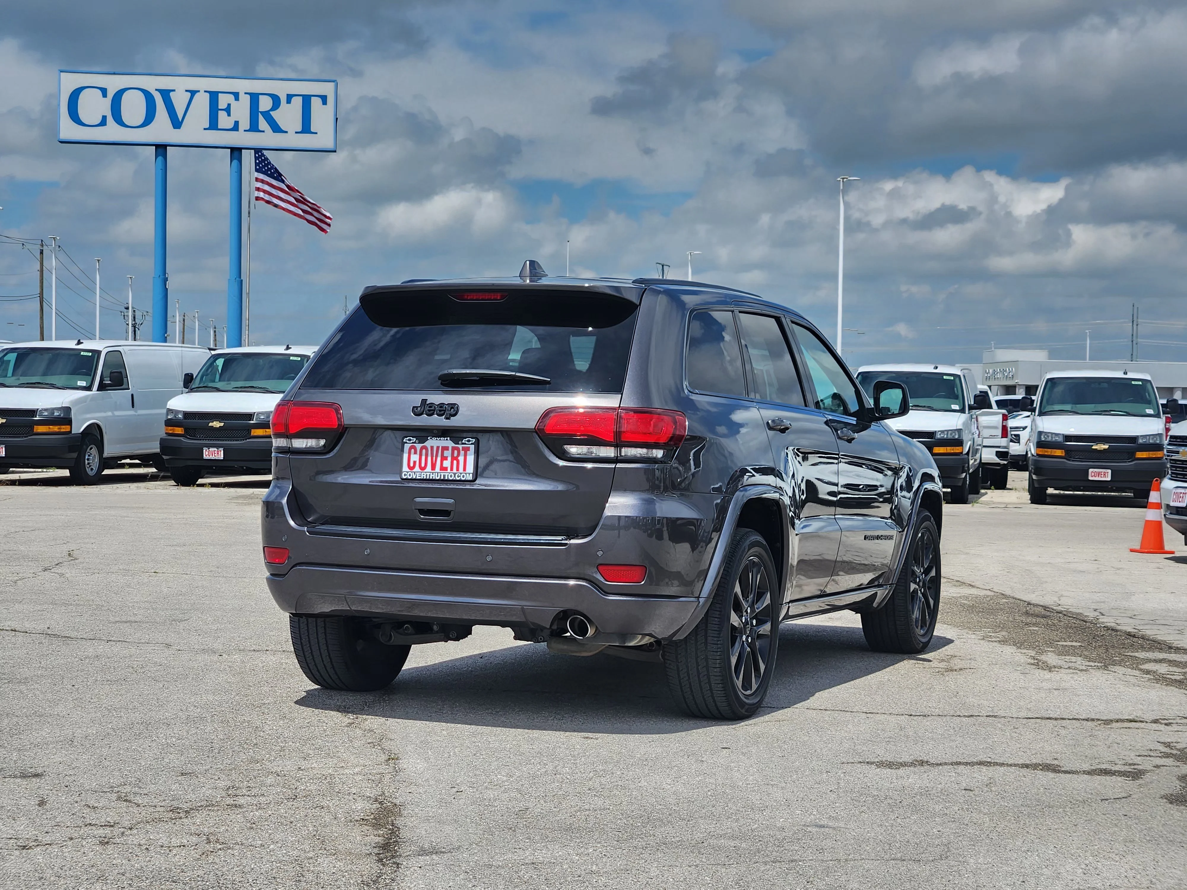 Used 2018 Granite Crystal Metallic Clearcoat Jeep Altitude image 7