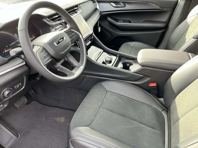 New 2025 Silver Zynith Exterior Paint Jeep  image 21