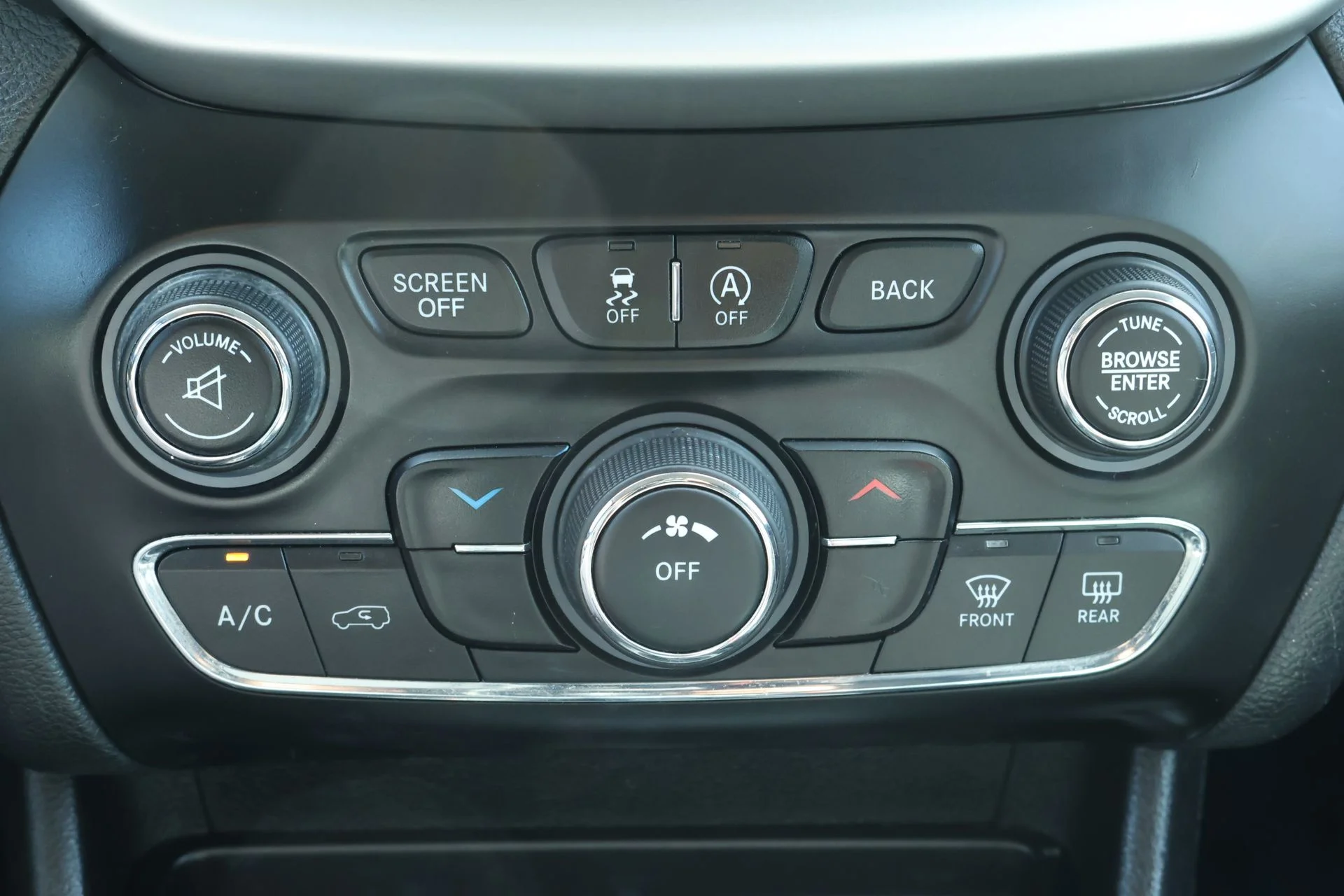 Used 2018 Gray Jeep Latitude Plus image 15