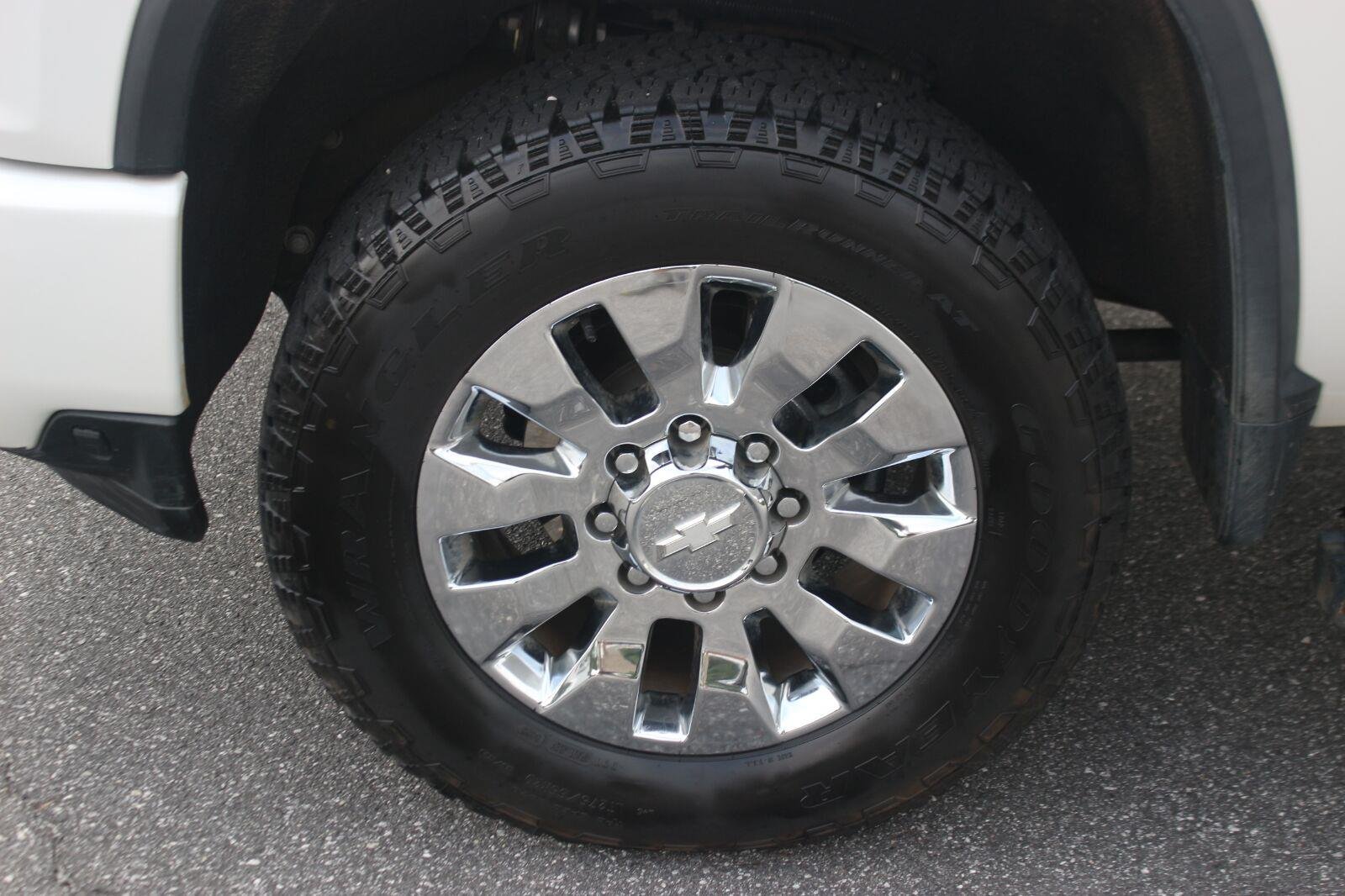 Used 2023 IRIDESCENT PEARL TRICOAT Chevrolet High Country image 44