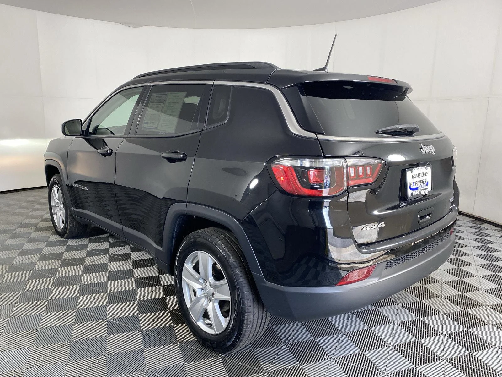 Used 2022 Diamond Black Crystal Pearlcoat Jeep Latitude image 16