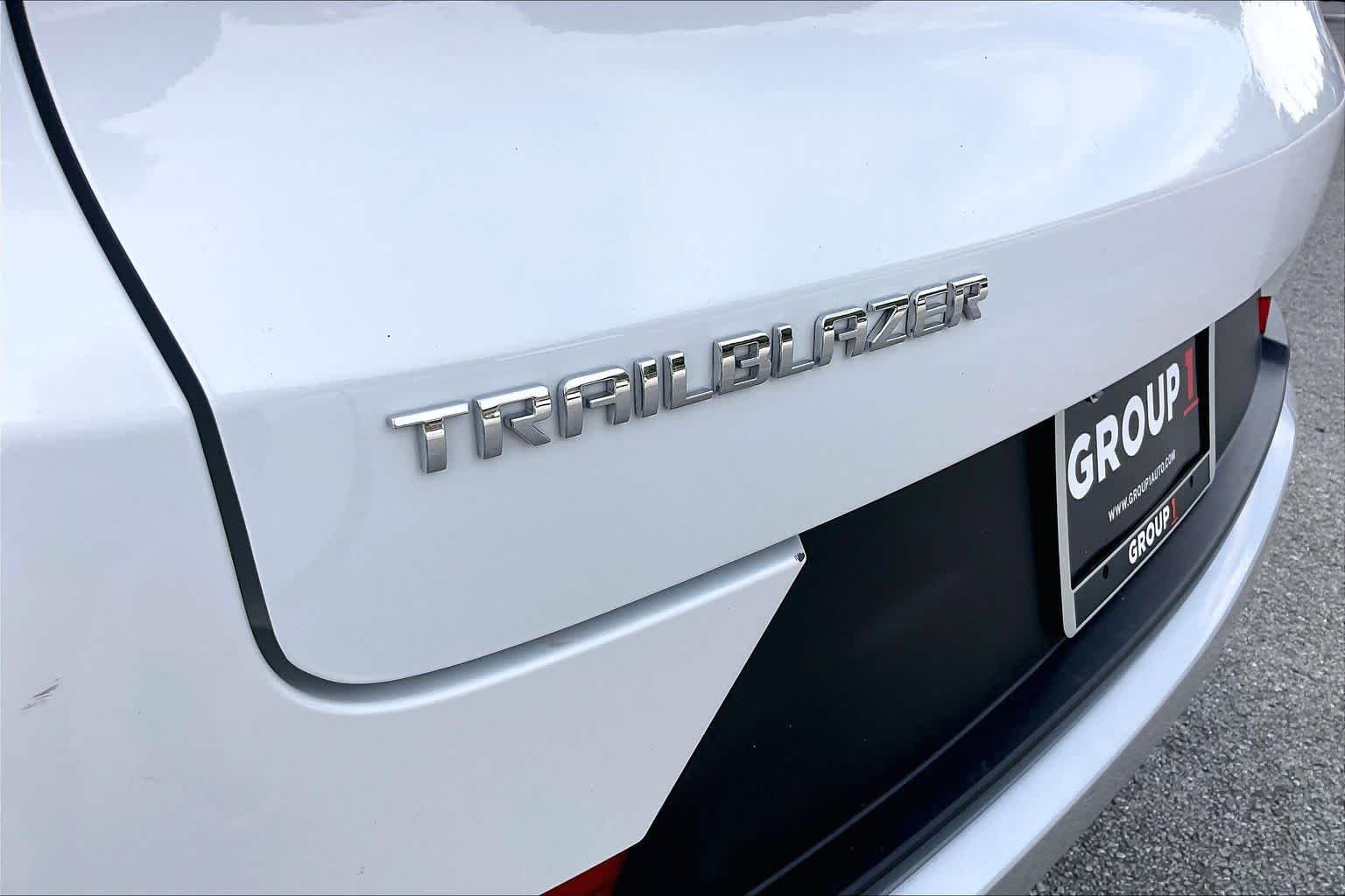 Used 2025 Summit White Chevrolet LT image 32