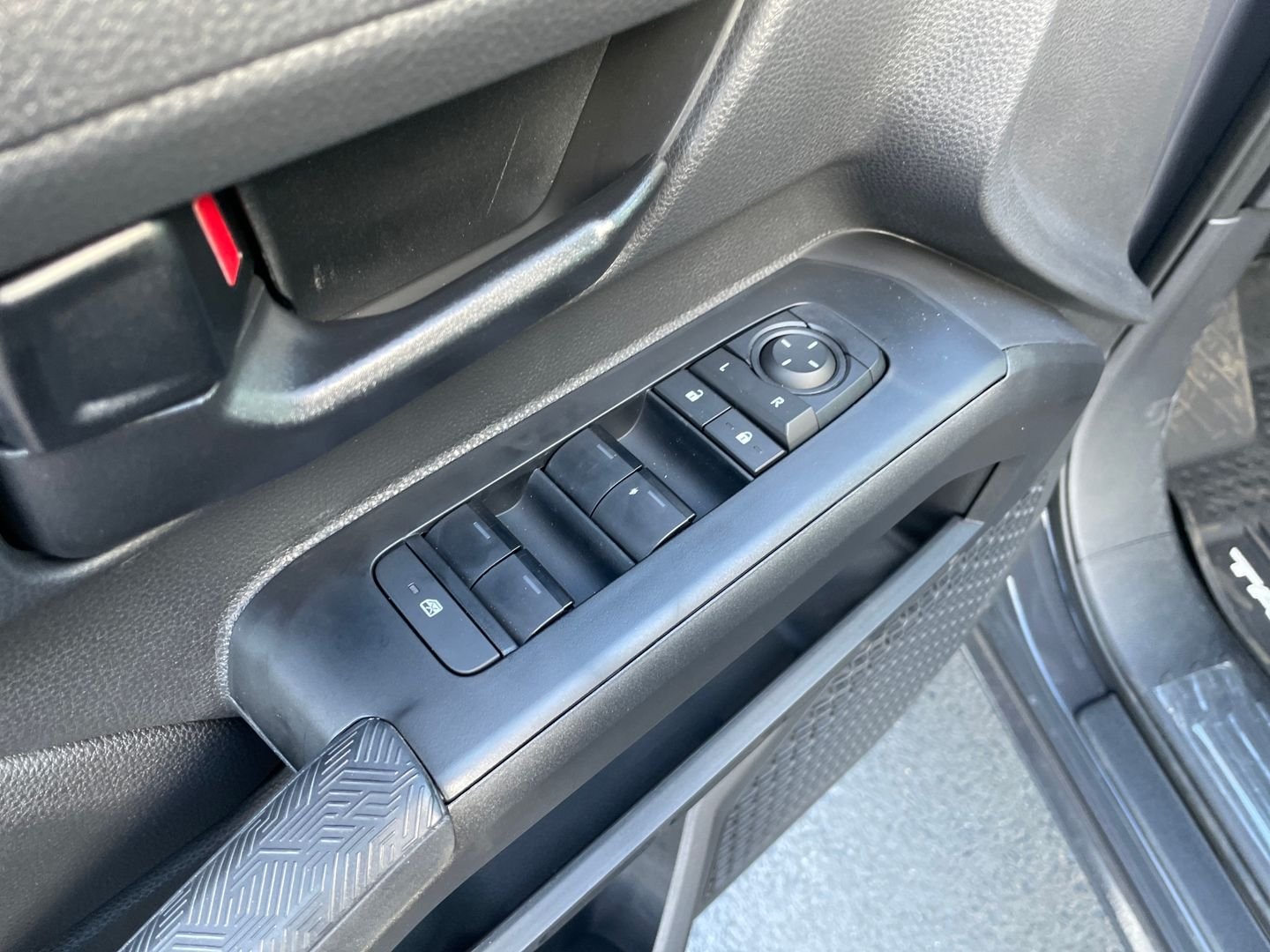 2025 Toyota Tacoma SR5 - Photo 11