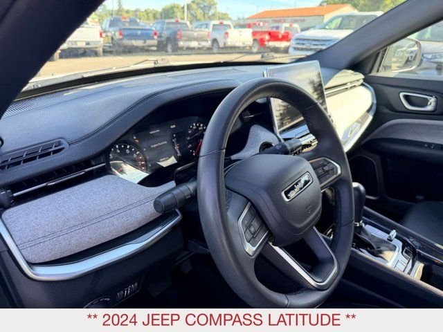 Used 2024 White Jeep Latitude image 11