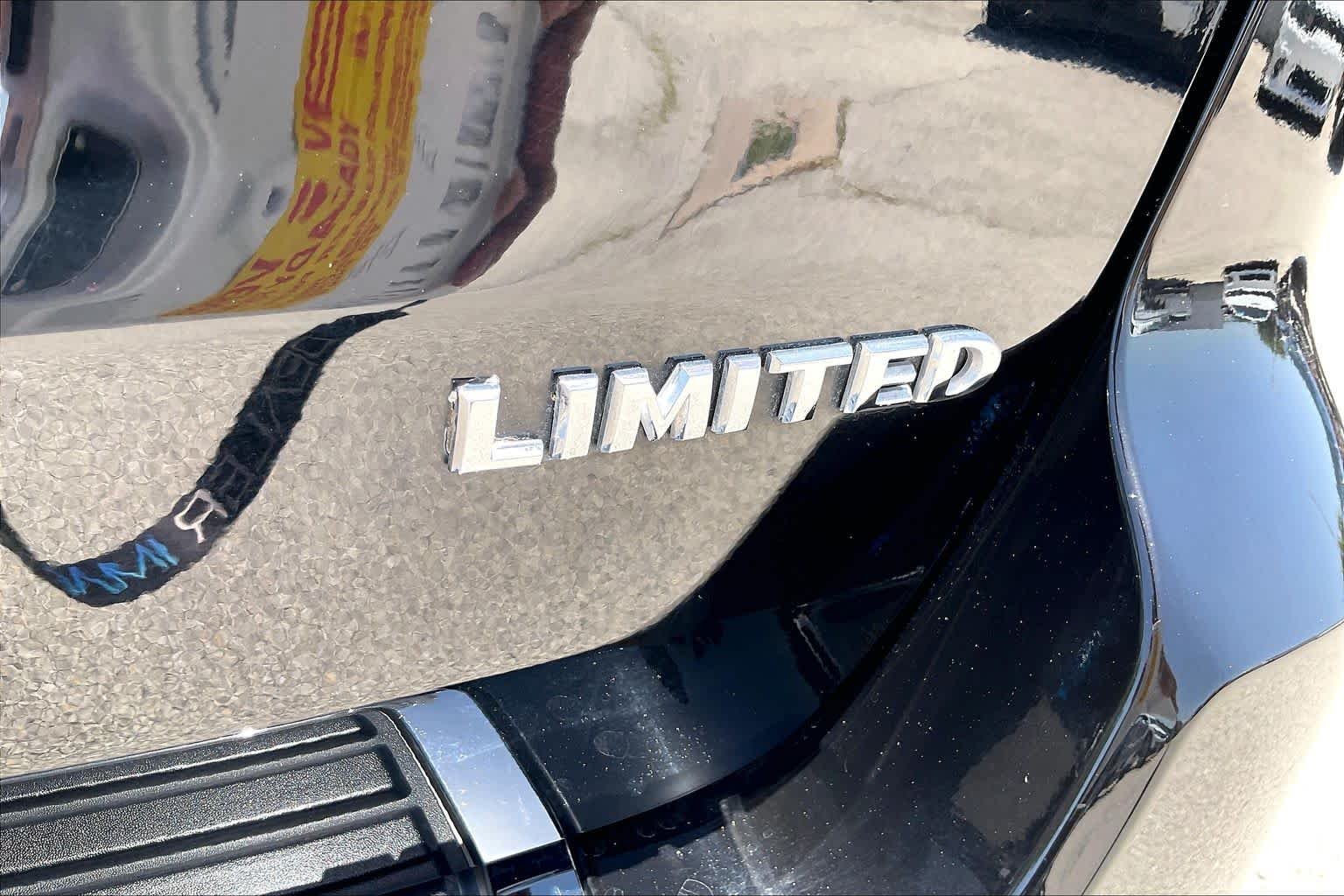 Used 2022 Diamond Black Crystal Pearlcoat Jeep Limited image 10