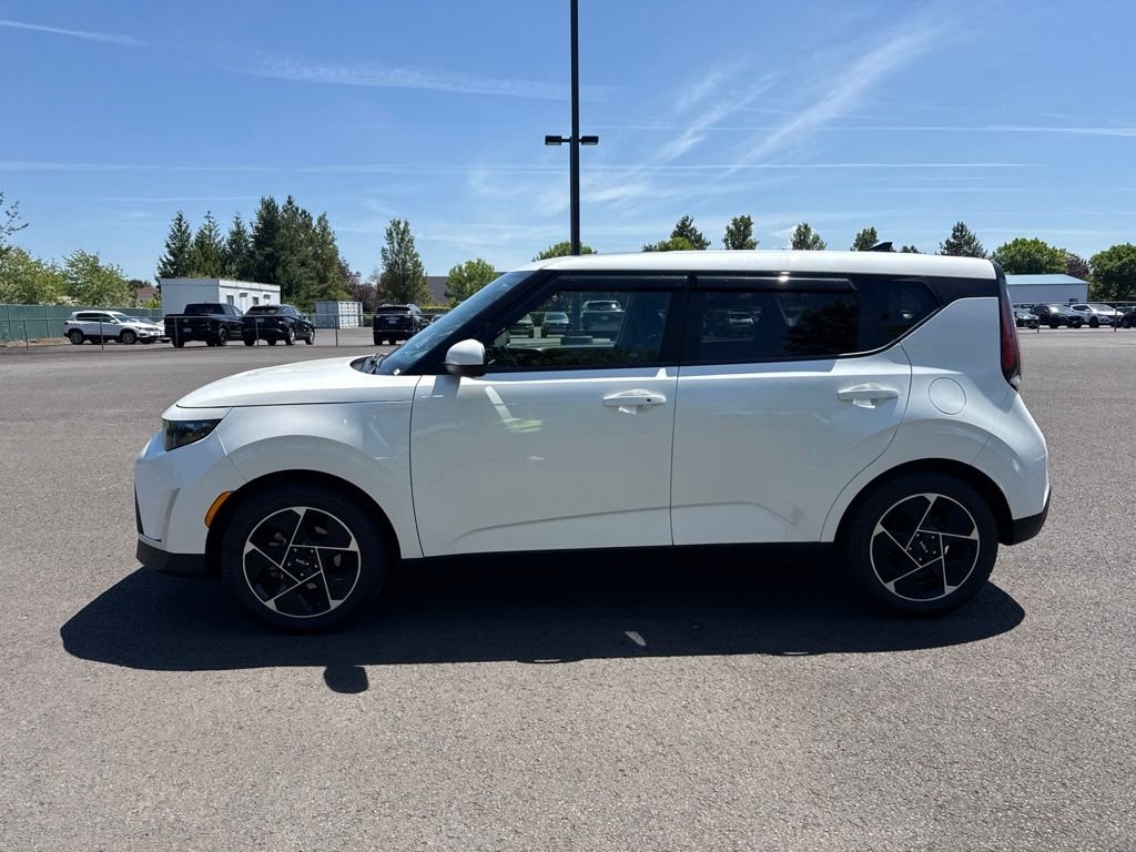 Used 2023 Snow White Pearl Kia EX image 4