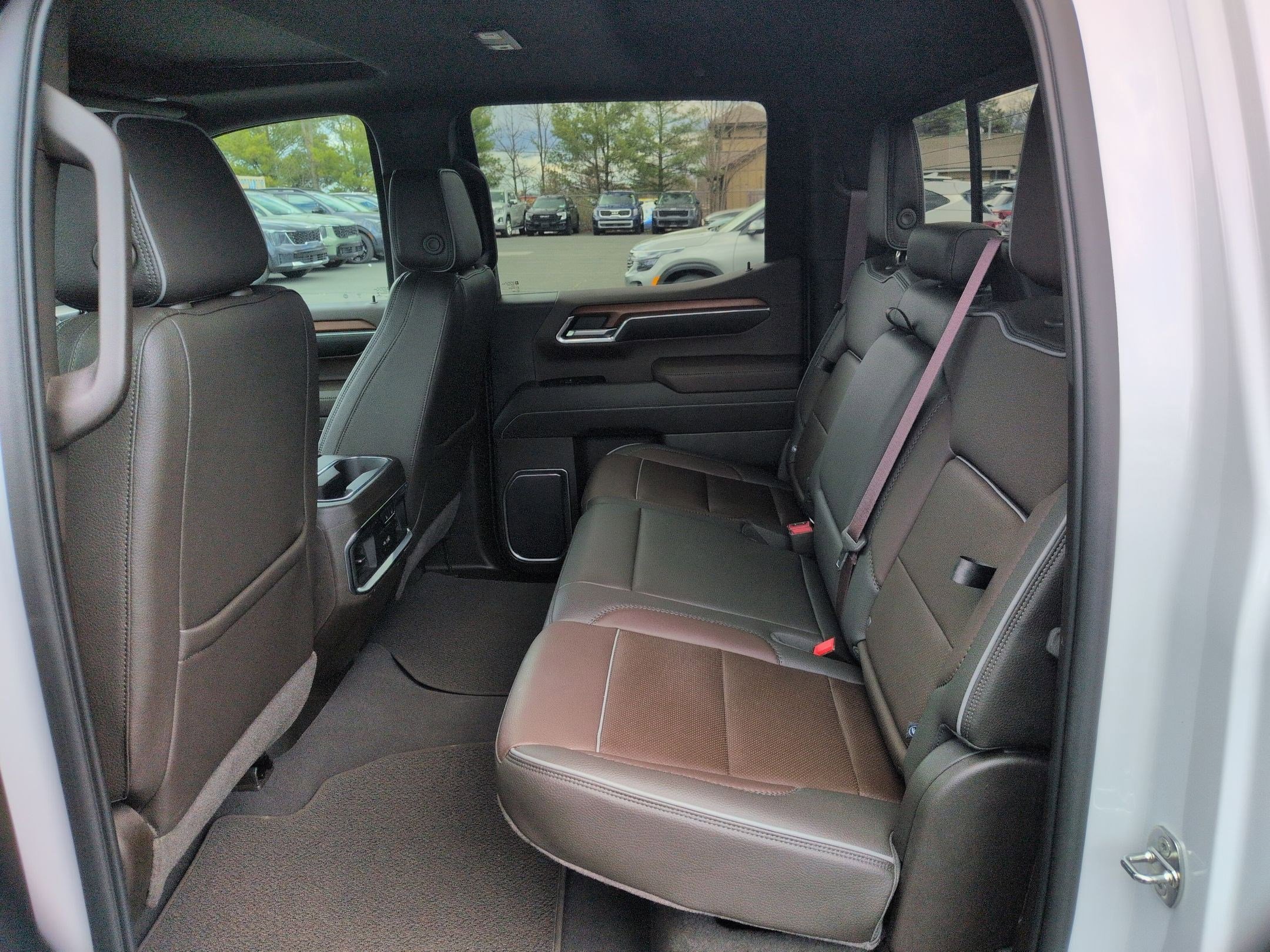 Used 2022 White Frost Tricoat GMC Denali image 15