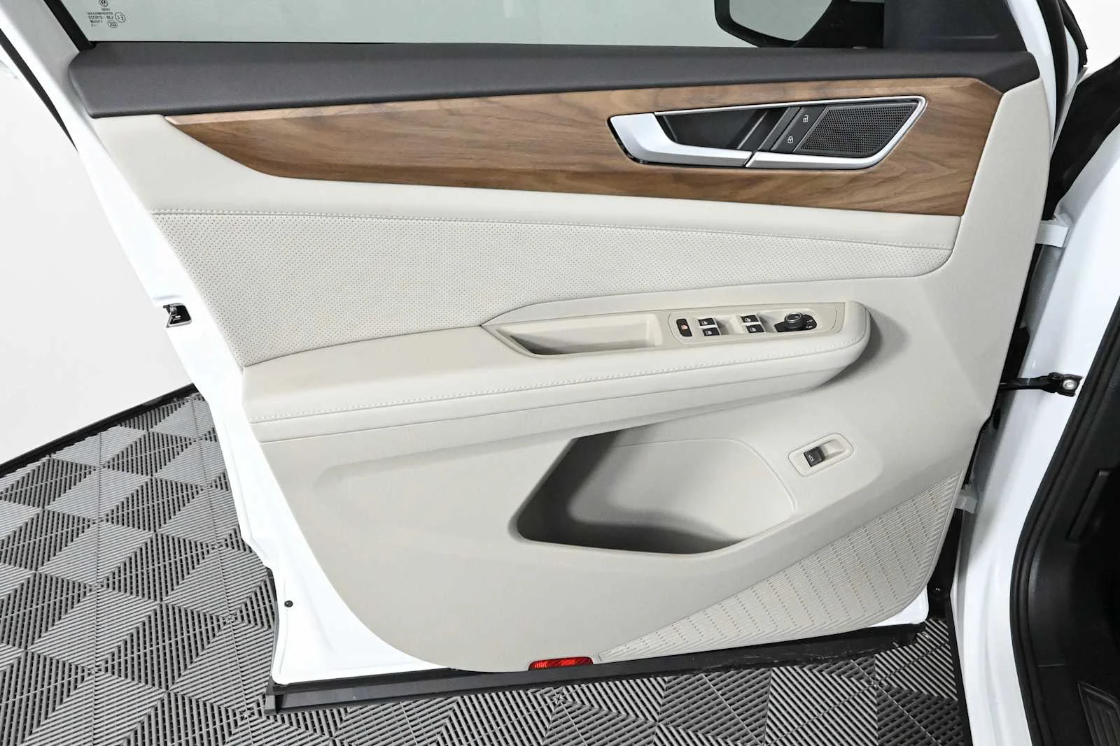 New 2026 Opal White Pearl Volkswagen 2.0T SE w/Technology image 21