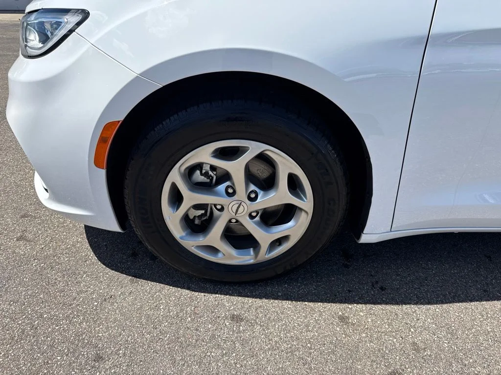 Used 2024 Bright White Clearcoat Chrysler Limited image 12