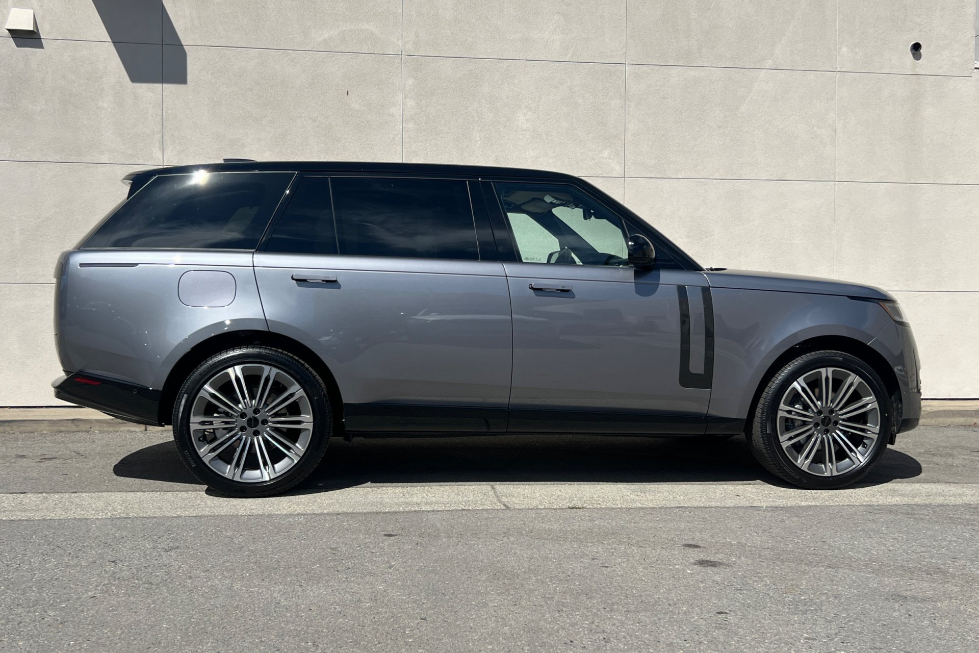 New 2026 Eiger Grey Land Rover SE image 8
