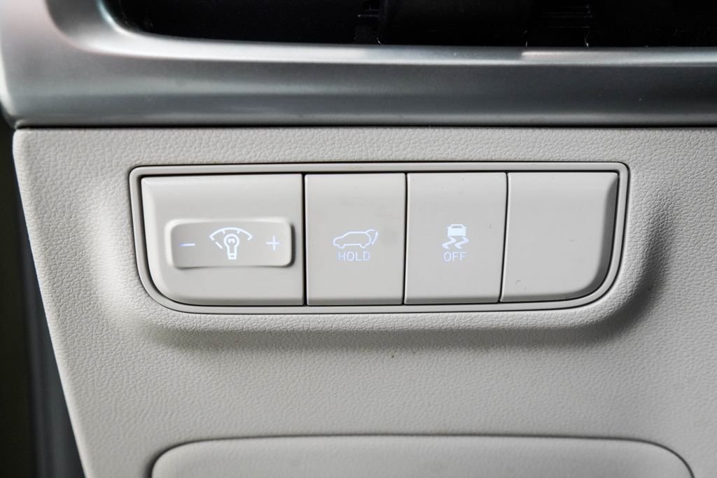 Used 2025 Green Hyundai SEL image 38