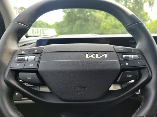 Used 2026 White Kia LX image 10