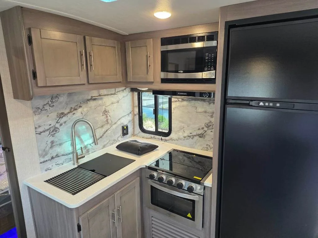 Used 2022 White CROSSROADS 299QB image 3