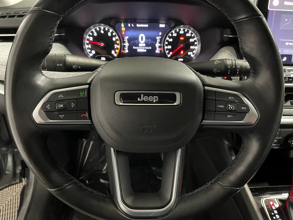 Used 2022 Silver Jeep Latitude Lux image 29