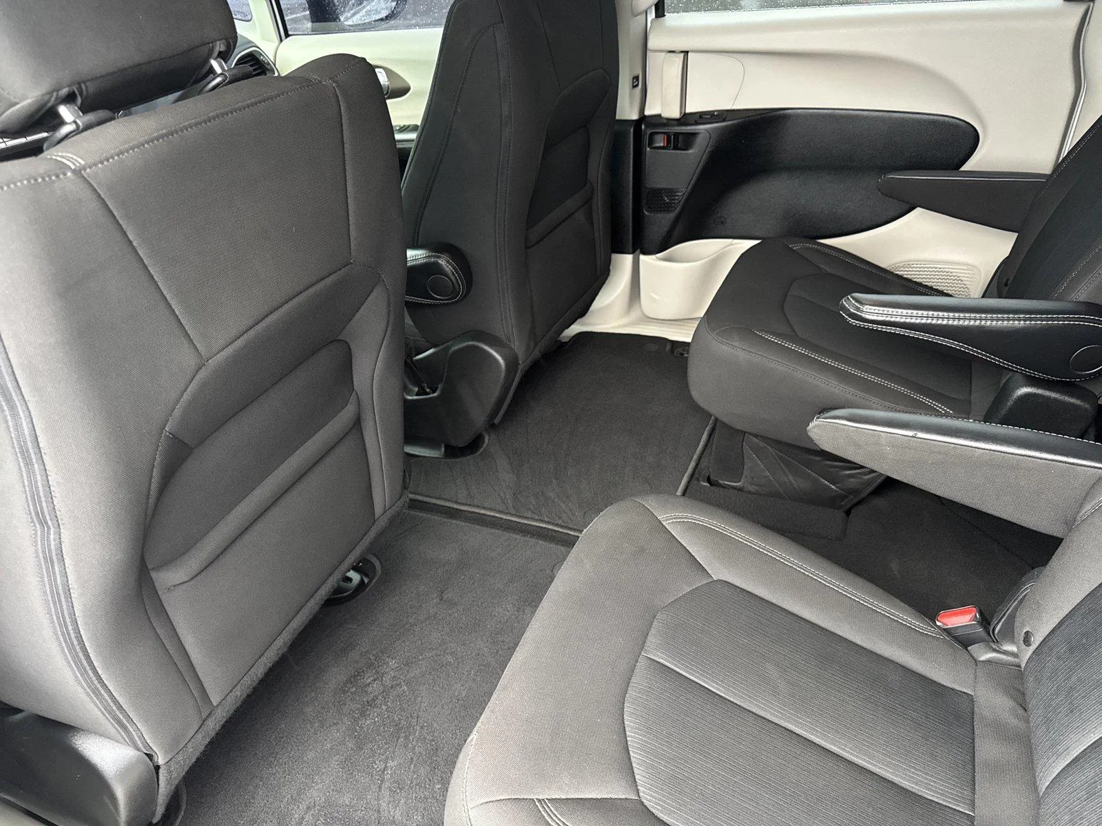 Used 2022 Bright White Clearcoat Chrysler LX image 32