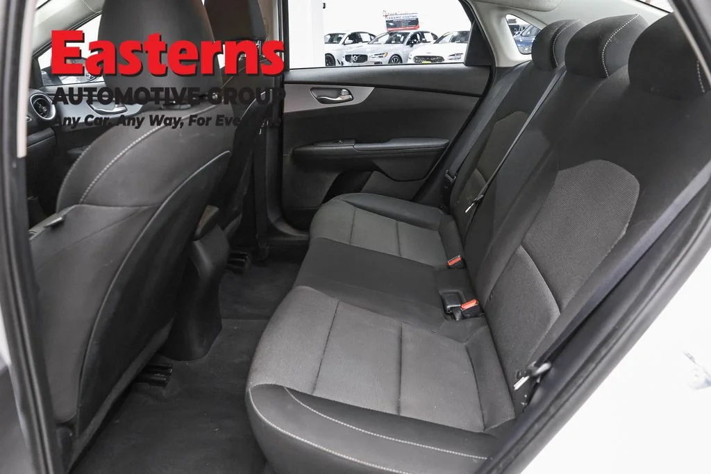 Used 2023 White Kia LXS image 21