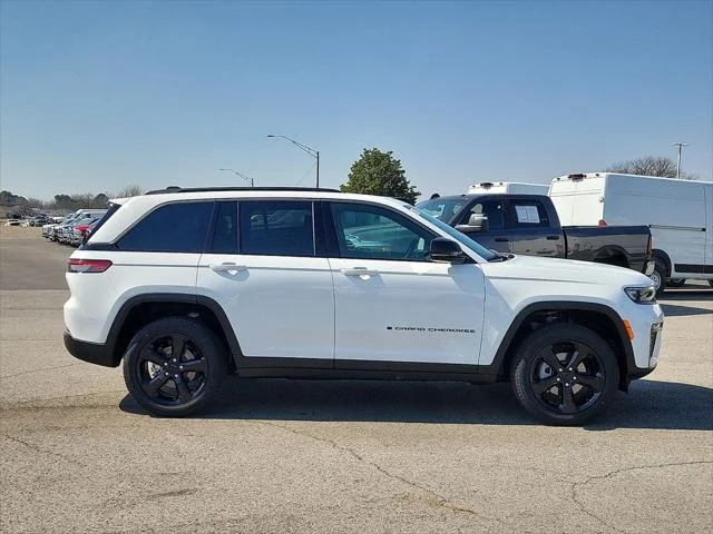 New 2026 Bright White Clear-Coat Exterior Paint Jeep Limited image 6