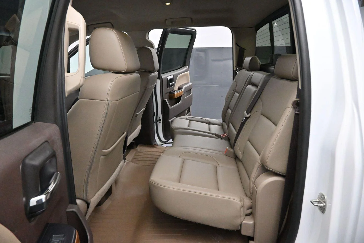 Used 2018 SUMMIT WHITE Chevrolet LTZ image 29